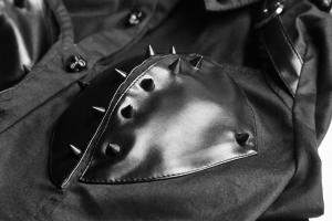 PUNK RAVE SHOP Y-788BK Chemise noire dcollet ouvert, faux cuir avec piques, gothique punk militaire Punk Rave